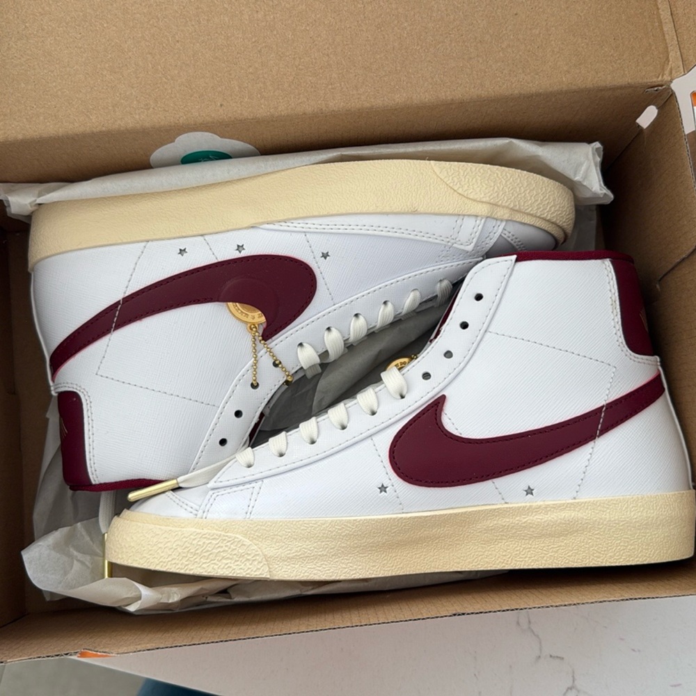 Brand new w/ box Nike Blazer mid ‘77 SE white/red-muslin * w 8, m 6.5, eu 39 *